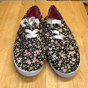 Flower printed shoes